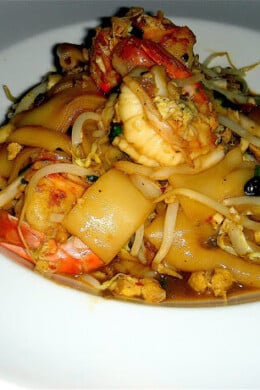 I was first introduced to this warm bowl of fresh rice noodles, bean sprouts, scallions, peanuts, chicken and slightly wilted romaine by a friend who described it as “a big bowl of goodness.” And that it is. This rad na thai shrimp is also very easy to prepare—the sauce only has four ingredients—and once all of the ingredients are prepped, the dish takes fewer than ten minutes to complete. // alexandracooks.com