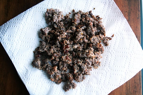 A paper towel topped with browned sausage.