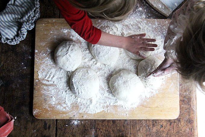 Six rounds of pizza dough all balled up.