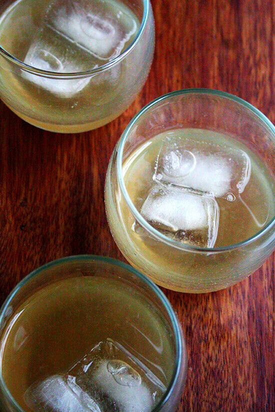 Philadelphia Fish House Punch in glasses with ice.