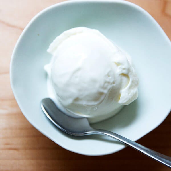 A bowl of frozen yogut.