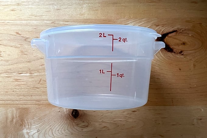2-Quart dough storage container.