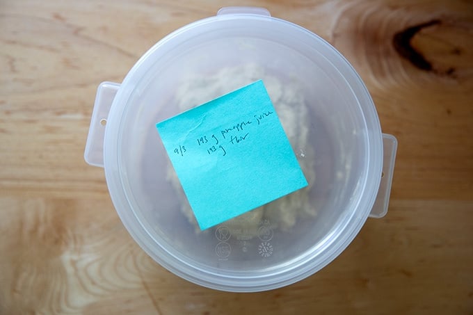 A covered 2-quart container with a post-it note on top.