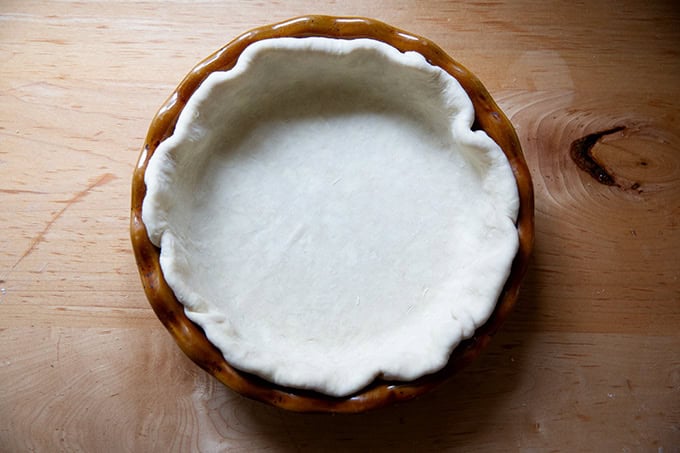 A pie plate fitted with pie dough.