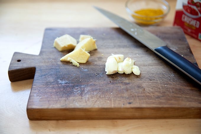 A board topped with garlic and ginger.
