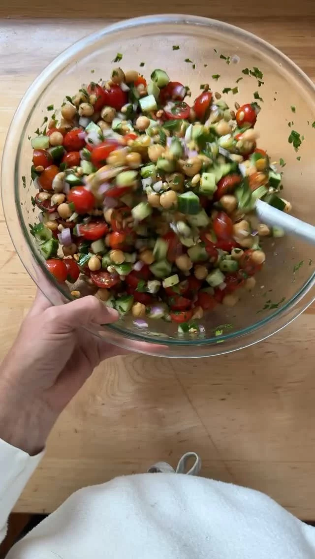 Friends! Hello. It’s been a million years. Here’s my latest obsession: an herby, tabbouleh-inspired chickpea salad to make all summer long 🍅🥒🧅🥗
⁣
Any comment will get the recipe sent to your DMs 🤗
⁣
I hope all is well ⁣👋💕
⁣
#chickpea #salad #summer